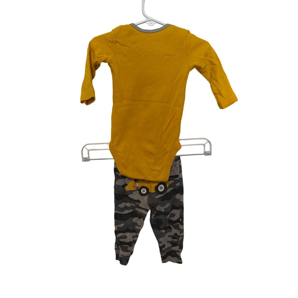 Carter’s outfit size 6M - Picture 2 of 5
